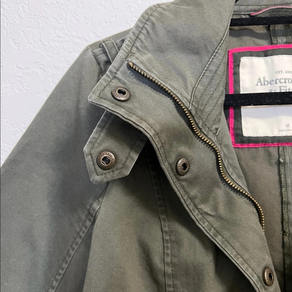 Abercrombie & Fitch | Utility Cargo Army Cropped Outerwear Jacket - Picture 4 of 8